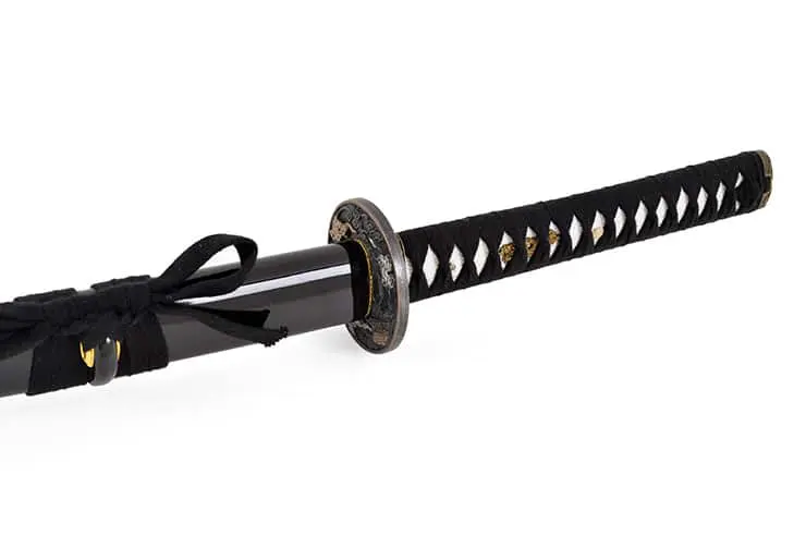 katana-avec-lame-aiguisee-et-un-fourreau-en-bois-poignée