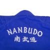 kimono-karate-gi-nanbudo-officiel-fujimae-veste-bleue-broderie-nuque