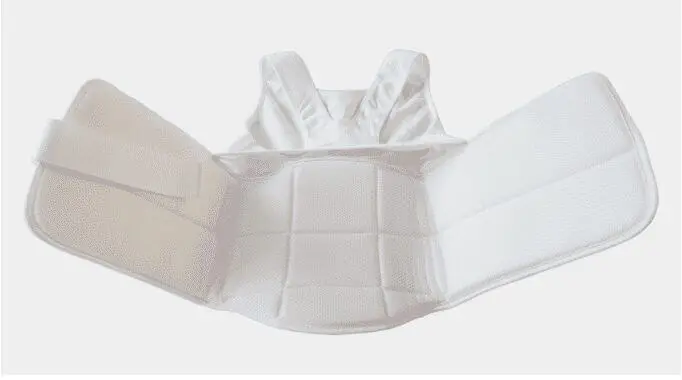 plastron-arawaza-body-de-protection-karate-dames-wcf-blanche,