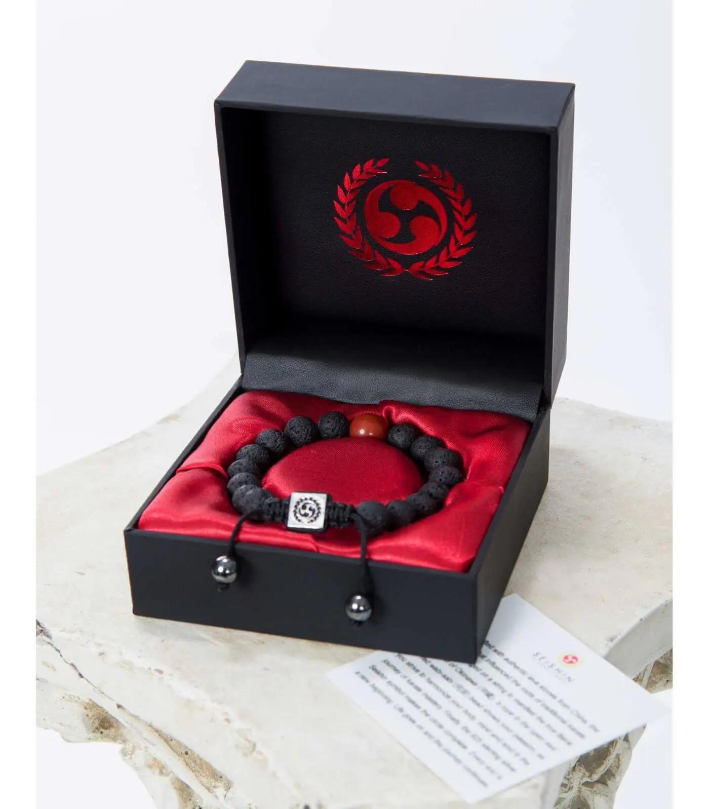 seishin-bracelet-boite-sur-karate-gi-biais