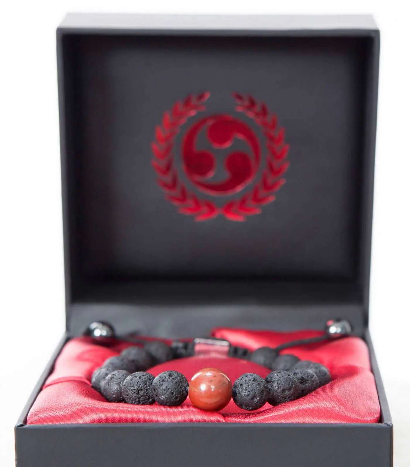 seishin-bracelet-boite-sur-karate-gi-de-face