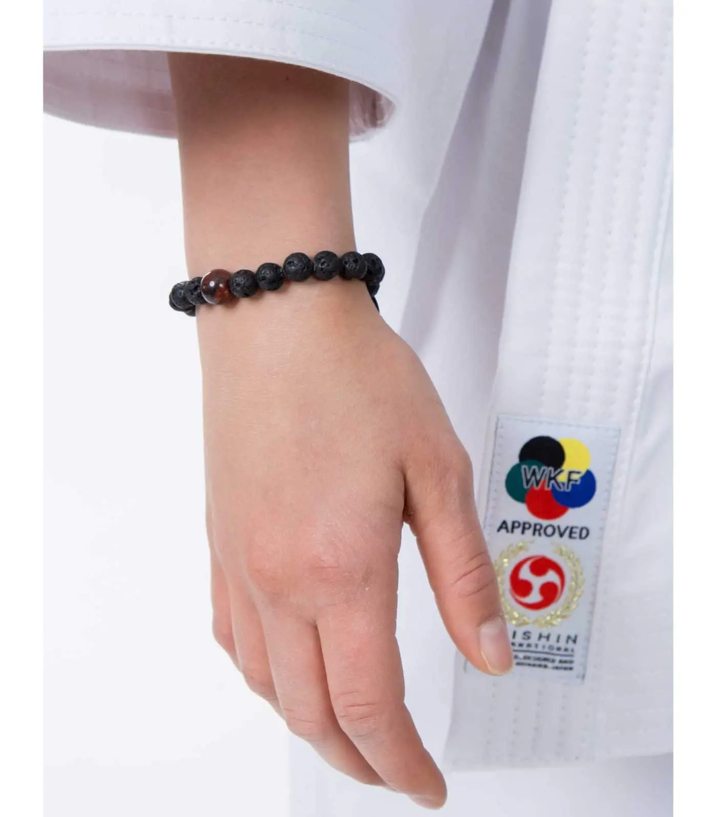 seishin-bracelet-sur-karate-gi-sur-poignet