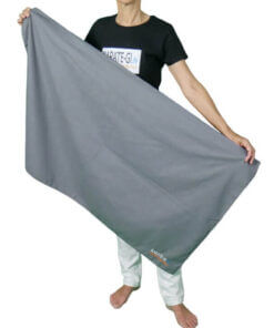 serviette-microfibre-120x70-grise-karate-gi-presentee-debout